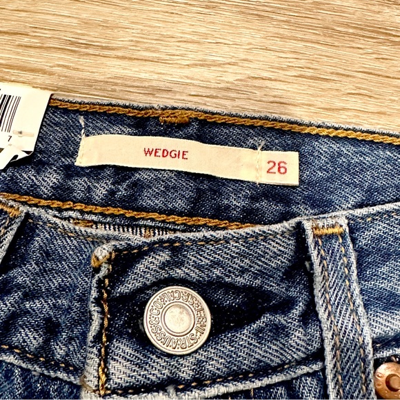 Levi’s Wedgie Distressed Jean Size 26 - Picture 4 of 5